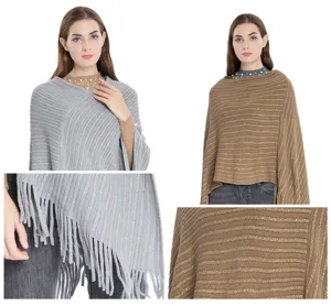 Vue détaillée d'un poncho en maille métallique pour femme avec franges et texture