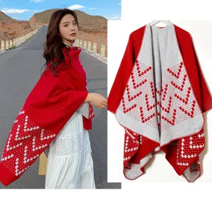 Châle poncho fendu à jacquard géométrique rouge et gris pour le voyage.