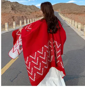 Vue arrière extérieure d'un châle rouge en imitation cachemire à motifs jacquard