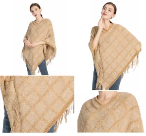 Detailaufnahme des warmen Chenille-Strickponchos mit Quastenfransen und Karomuster