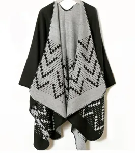 Détail d'un châle en maille jacquard chaud pour femme avec des motifs géométriques