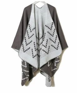 Vue détaillée du motif géométrique jacquard gris sur châle en imitation cachemire