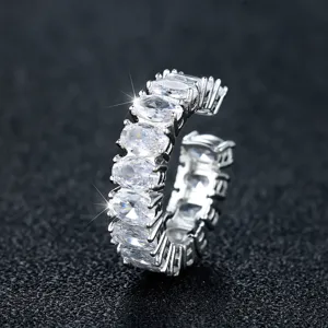 Gedetailleerde close-up van een vintage zilveren open ring met ovale zirkonia stenen