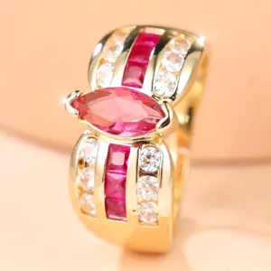 Elegante anillo ancho de oro con gemma marquesa roja y piedras laterales en pavé