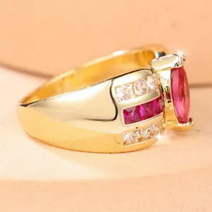 Anillo de oro pesado con piedra preciosa marquise rosa roja y cristales brillantes
