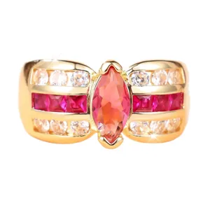 Exquisito anillo ancho bañado en oro con rubí marquesa y circonitas blancas