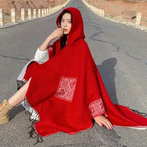 Mujer asiática con chal de punto rojo con capucha de estilo étnico en carretera detalle