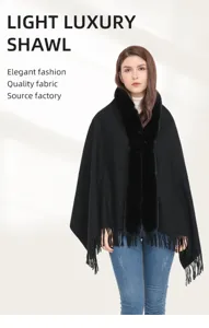 Nahaufnahme eines eleganten schwarzen Kaschmirimitat-Schals mit luxuriösem Pelzkragen und Fransen