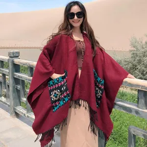 Cárdigan poncho de mohair granate estilo étnico con flecos y bolsillos estampados