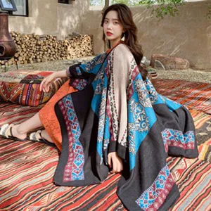 Detalle del poncho largo de punto estilo étnico con patrones de mohair de mujer