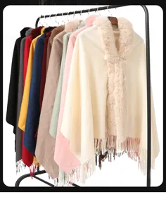 Nahaufnahme bunter Winterschals mit elegantem Kunstfellkragen an einem stabilen Kleiderständer