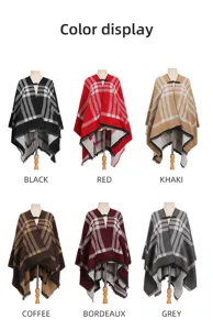 Detalle del poncho a cuadros en varios colores: negro, rojo, caqui, café, burdeos y gris.