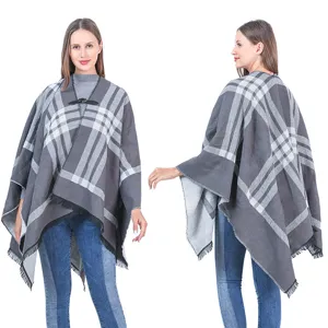 Detalle de las vistas frontal y trasera de un poncho de punto a cuadros con flecos