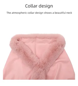 Detailansicht eines rosa Kaschmir-Imitat-Schals mit weichem Kunstpelzkragen-Design