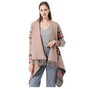 Poncho de punto para mujer con estampado de cuadros y flecos beige