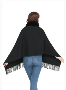 Detailansicht der Rückseite eines schwarzen Winterschals mit Kunstpelzkragen und Fransen