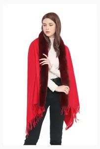 Roter Schal aus Kaschmir-Imitat mit edlem Kunstpelzkragen und eleganten Fransen.