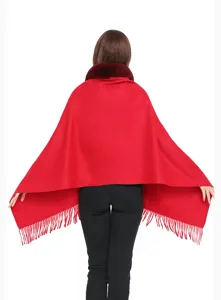 Rückansicht eines dicken roten Winterschals mit Kunstpelzkragen und eleganten Fransen