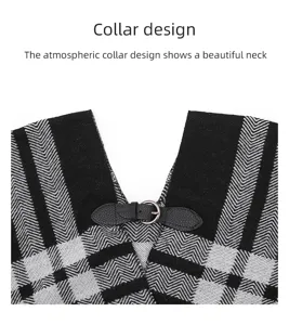 Detalle del cuello elegante con hebilla de cuero en una capa de punto de cuadros