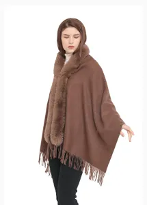 Seitenansicht eines braunen Winter-Schals mit Kunstpelzkragen und Fransen-Saum.