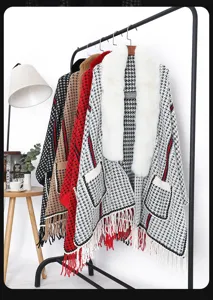 Ponchos de punto con estampado de pata de gallo, cuello de pelo sintético y flecos