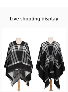 Vista detallada delantera y trasera de un poncho de cuadros en blanco y negro con flecos