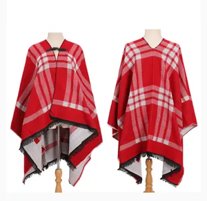 Vistas frontal y trasera de un poncho de cuadros rojos con flecos negros y hebilla de cuero