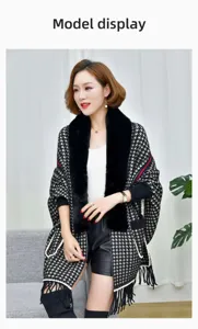 Modelo asiática luciendo un poncho de punto de pata de gallo con cuello de piel y flecos