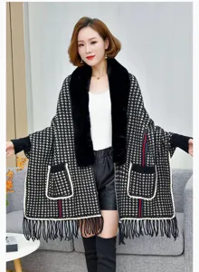 Elegante toma de cuerpo entero del poncho de punto de pata de gallo con piel