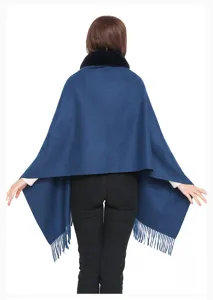 Rückansicht eines marineblauen Kaschmir-Imitat Schals mit Pelzkragen und Fransen