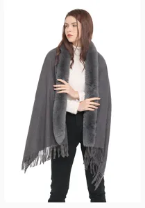 Eleganter dunkelgrauer Winter-Schal mit weichem Plüschpelzkragen und Fransen für Damen.