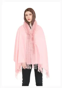 Eleganter rosa Winter-Paschmina-Schal mit weichem Kunstfellkragen und Fransen-Details.
