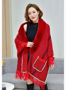 Poncho de punto de pata de gallo rojo y negro con cuello de piel sintética y flecos