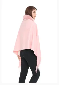 Rückansicht eines dicken Winter-Kaschmir-Imitat-Schals mit rosa Kunstfellkragen
