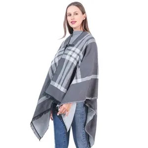Elegante chal poncho de punto a cuadros grises con flecos para mujer estilo casual