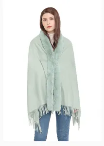 Detailansicht eines hellgrünen Pashmina-Schals mit Pelzkragen und Fransenabschluss.