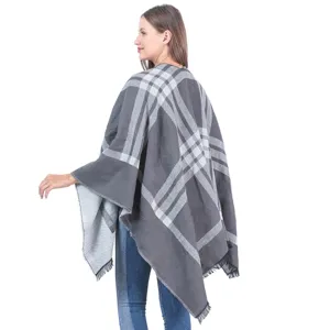 Elegante poncho largo de punto a cuadros gris y blanco con flecos para mujer moda