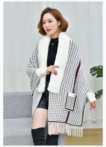 Poncho de punto de pata de gallo blanco y negro con cuello de piel sintética blanca y flecos.