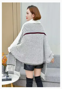 Vista trasera de un poncho de punto con estampado de pata de gallo, cuello de piel y flecos