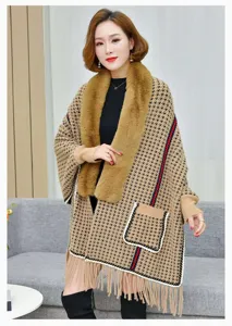 Detalle de un poncho de punto para mujer con cuello de piel y estampado de pata de gallo