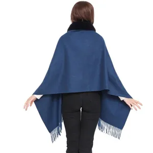 Rückansicht eines blauen Kunstkaschmir-Schals mit Pelzkragen und Fransen