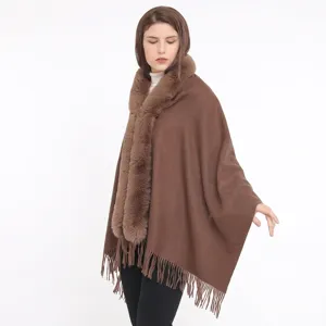 Luxuriöser brauner Kaschmir-Imitat-Schal mit flauschigem Kunstfellkragen und Fransen.