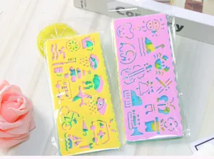Vue détaillée de pochoirs de dessin colorés pour enfants avec divers motifs et bord ondulé
