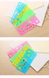 Vue détaillée de pochoirs à dessin en plastique coloré avec divers motifs évidés