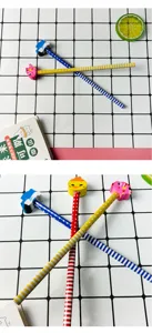 Gros plan de crayons de dessin animé colorés avec gommes animaux sur quadrillage