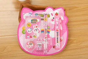 Détail d'un ensemble de papeterie rose 8 pièces pour enfants avec lapins mignons.