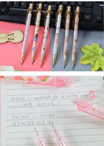 Set süßer Druckbleistifte mit Cartoon- und Pfirsichmotiven beim Schreiben auf Papier