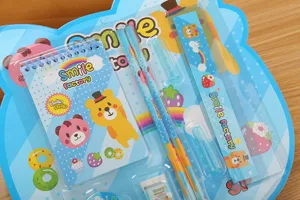 Détail du joli kit de papeterie Smile Factory avec carnet à spirale bleu et crayons