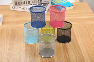 Vista detallada de seis portalápices de malla metálica de colores para organizar el escritorio