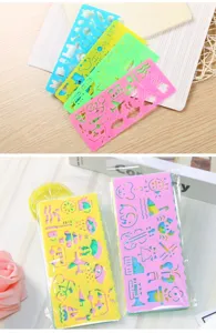 Gros plan de pochoirs à dessin colorés en plastique pour enfants avec divers motifs